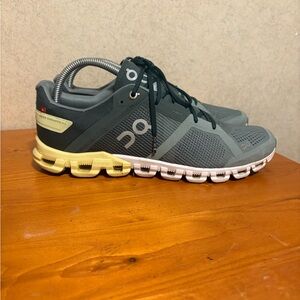 Women's On Running Cloudflow athletic running shoes Sneakers Size 9.5